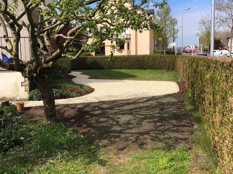 Chemin élégant d’un jardin et pose de bordures en pierre naturelle