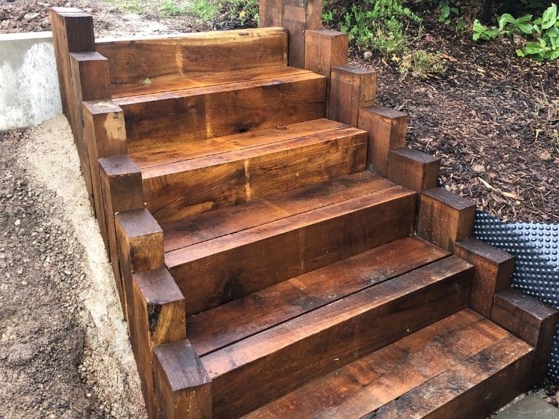 Réalisation d’un escalier de jardin en traverses de bois de chêne