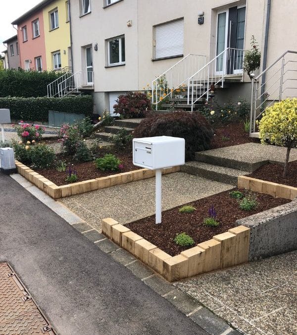 Mur de rétention en bois de chêne et pose d’un massif de vivaces